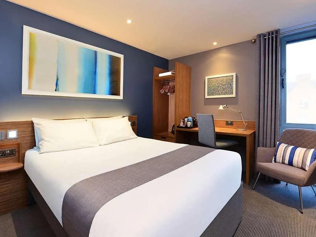 Travelodge London City Airport 3*,